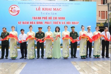 Khai mạc triển lãm “Thành phố Hồ Chí Minh - 42 năm hòa bình, phát triển và hội nhập”