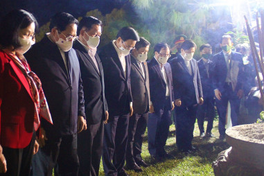 Thủ tướng chính phủ dâng hương tại Khu mộ Đại tướng Võ Nguyên Giáp