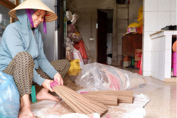 Hương trầm thơm nức làng nghề Quảng Bình vào Tết