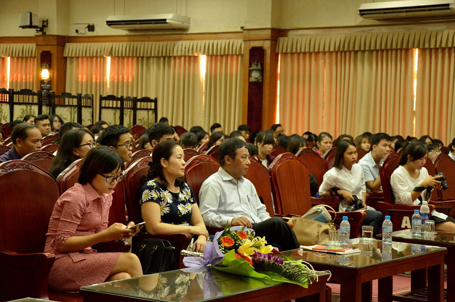 Một bộ phận giới trẻ hiện nay đang mắc bệnh "ngáo Facebook"