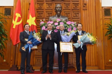 Trao huy hiệu Đảng cho các đồng chí nguyên lãnh đạo Đảng, Nhà nước