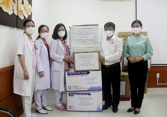 Hội Nhà báo TPHCM và các cơ quan báo chí hỗ trợ y, bác sĩ tuyến đầu chống dịch ở TPHCM
