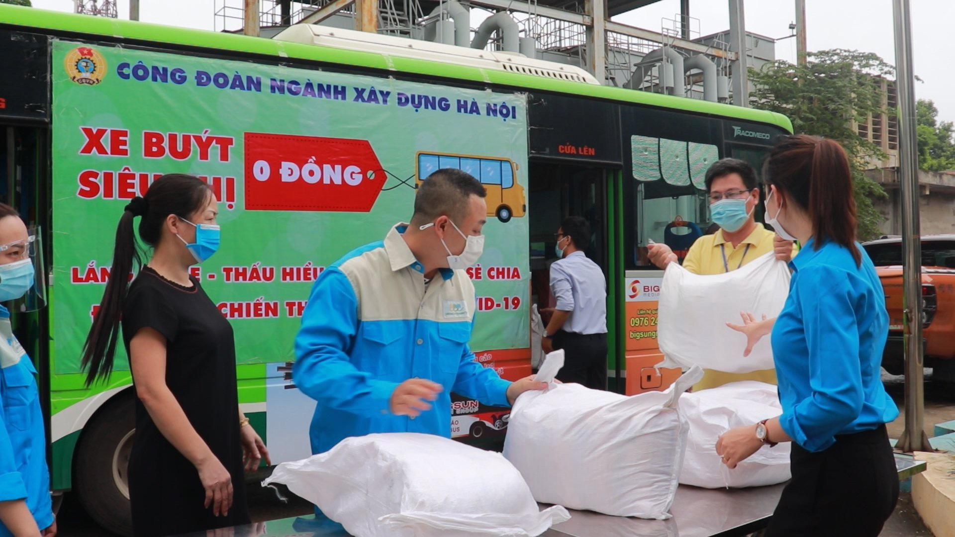 "Xe buýt siêu thị 0 đồng" tiếp tục mang niềm vui đến người lao động 