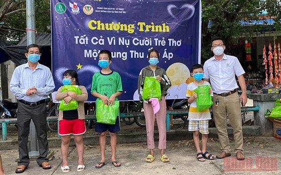 Hội Nhà báo Phú Yên mang trung thu ấm áp đến trẻ thơ