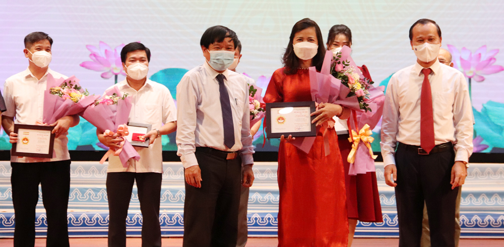 Trao giải "Bắc Giang trên tuyến đầu chống dịch Covid-19"