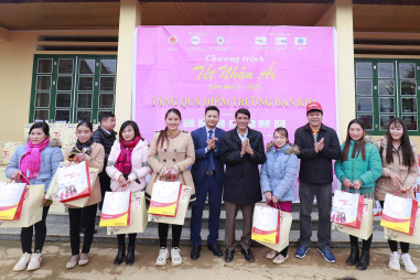 Vietjet mang niềm vui Tết đến với bà con dân tộc
