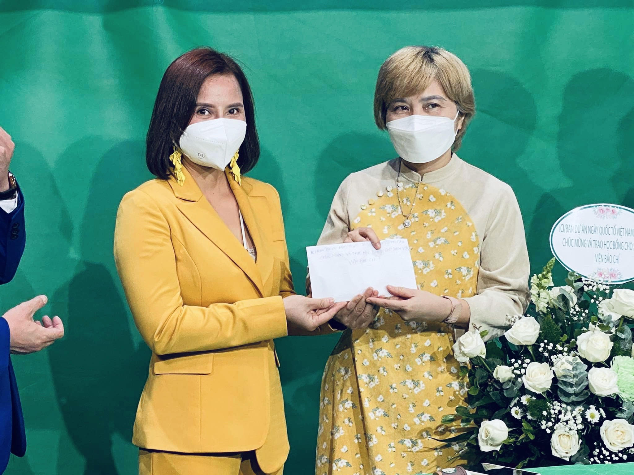 Trao tặng học bổng cho sinh viên báo chí xuất sắc