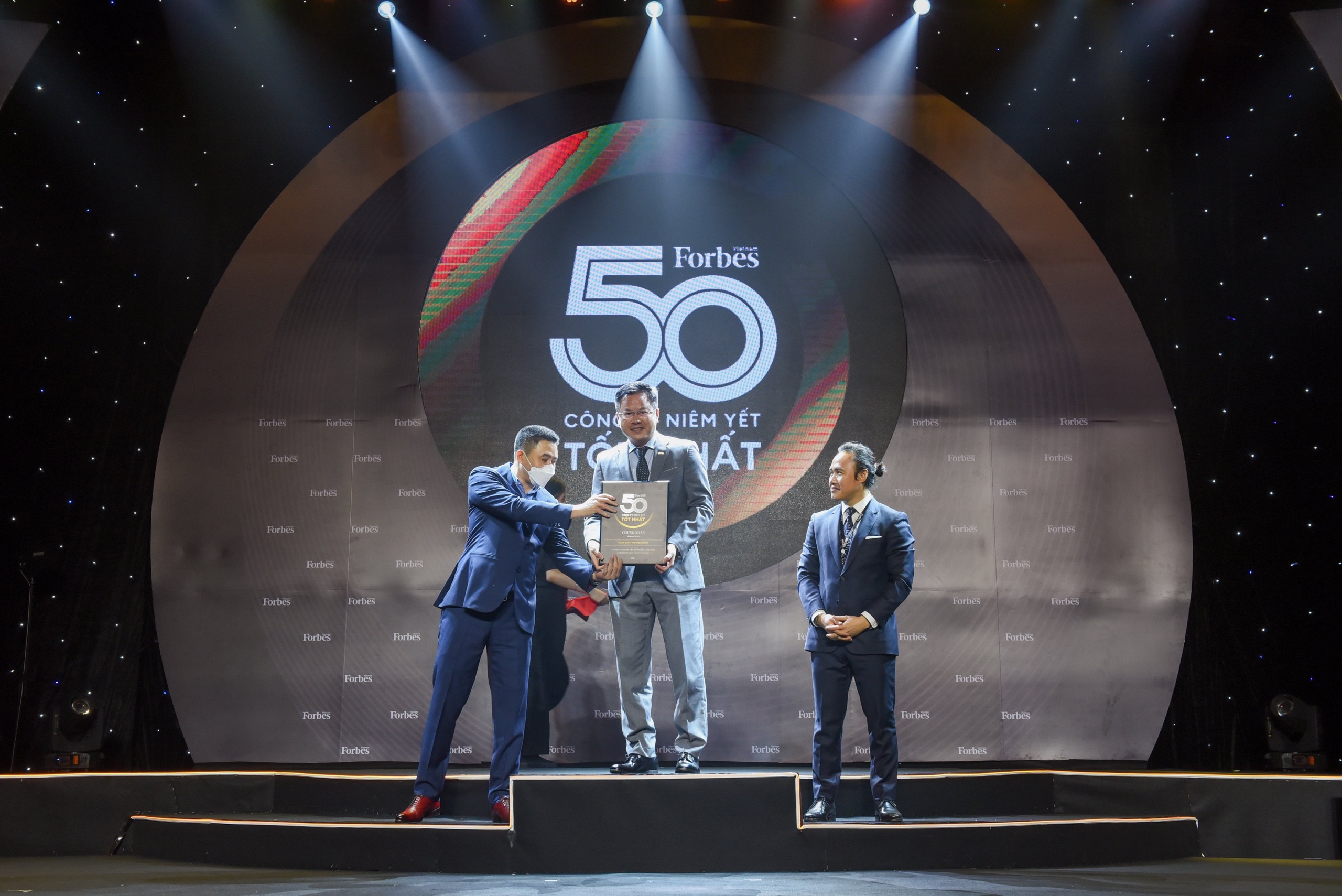 Forbes vinh danh MB Top 50 công ty niêm yết tốt nhất Việt Nam 2021