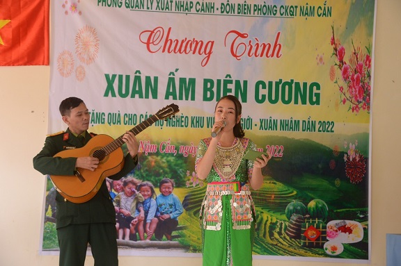 “Xuân ấm biên cương” – Nối nhịp cầu yêu thương