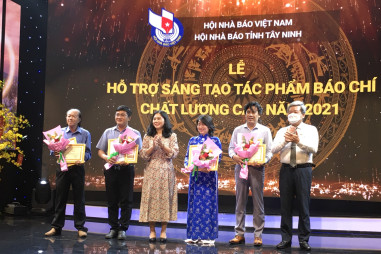 Hội Nhà báo Tây Ninh: Trao kinh phí hỗ trợ sáng tạo tác phẩm báo chí chất lượng cao
