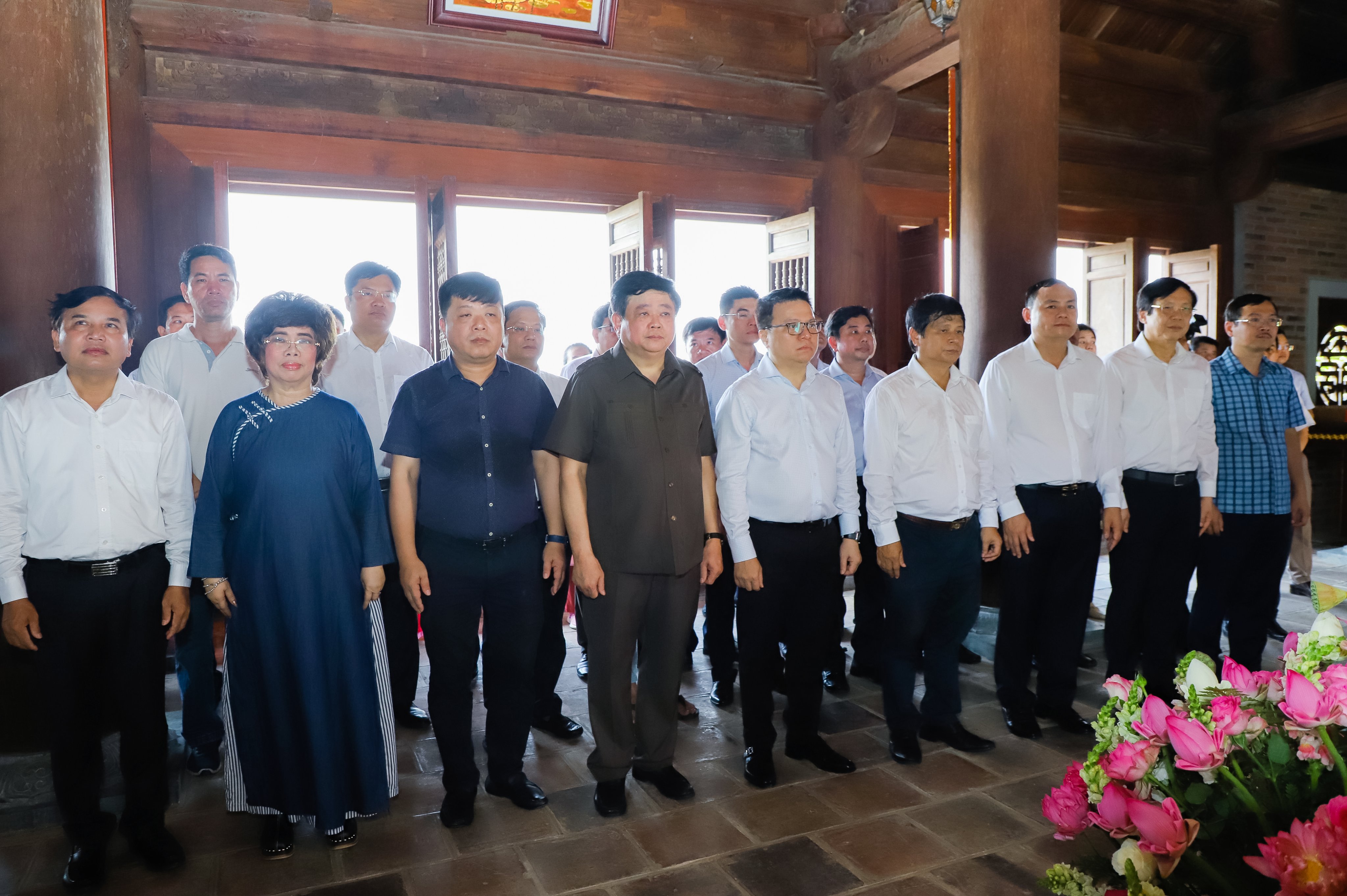 Hội Nhà báo Việt Nam và các cơ quan báo chí dâng hương tưởng niệm Chủ tịch Hồ Chí Minh tại Nam Đàn, tỉnh Nghệ An