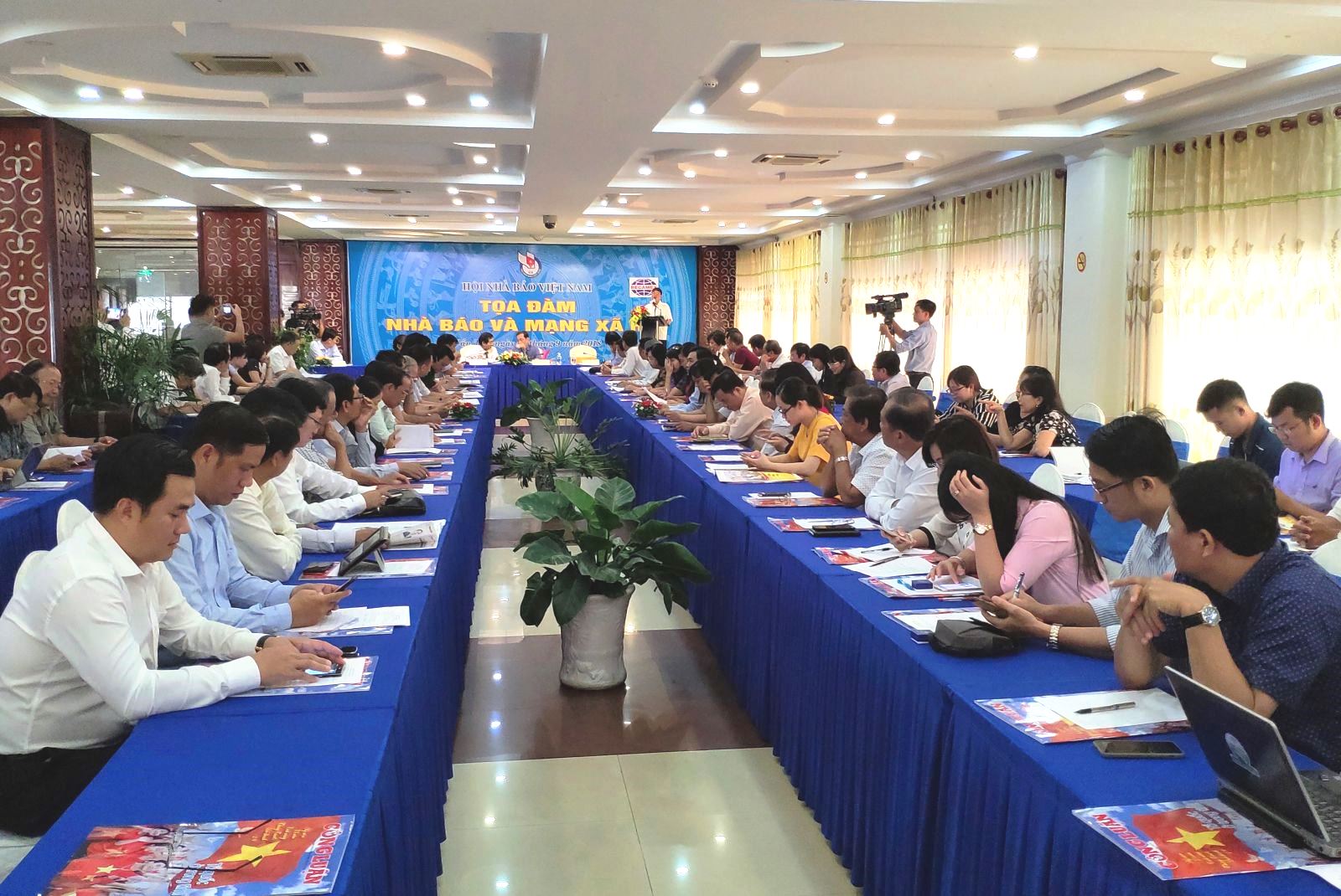 Tọa đàm "Nhà báo và mạng xã hội" tại Cần Thơ