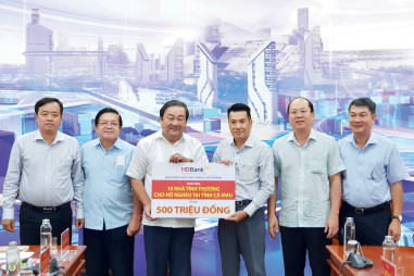 HDBank tiếp tục trao tặng 10 căn nhà tình thương cho hộ nghèo tại tỉnh Cà Mau