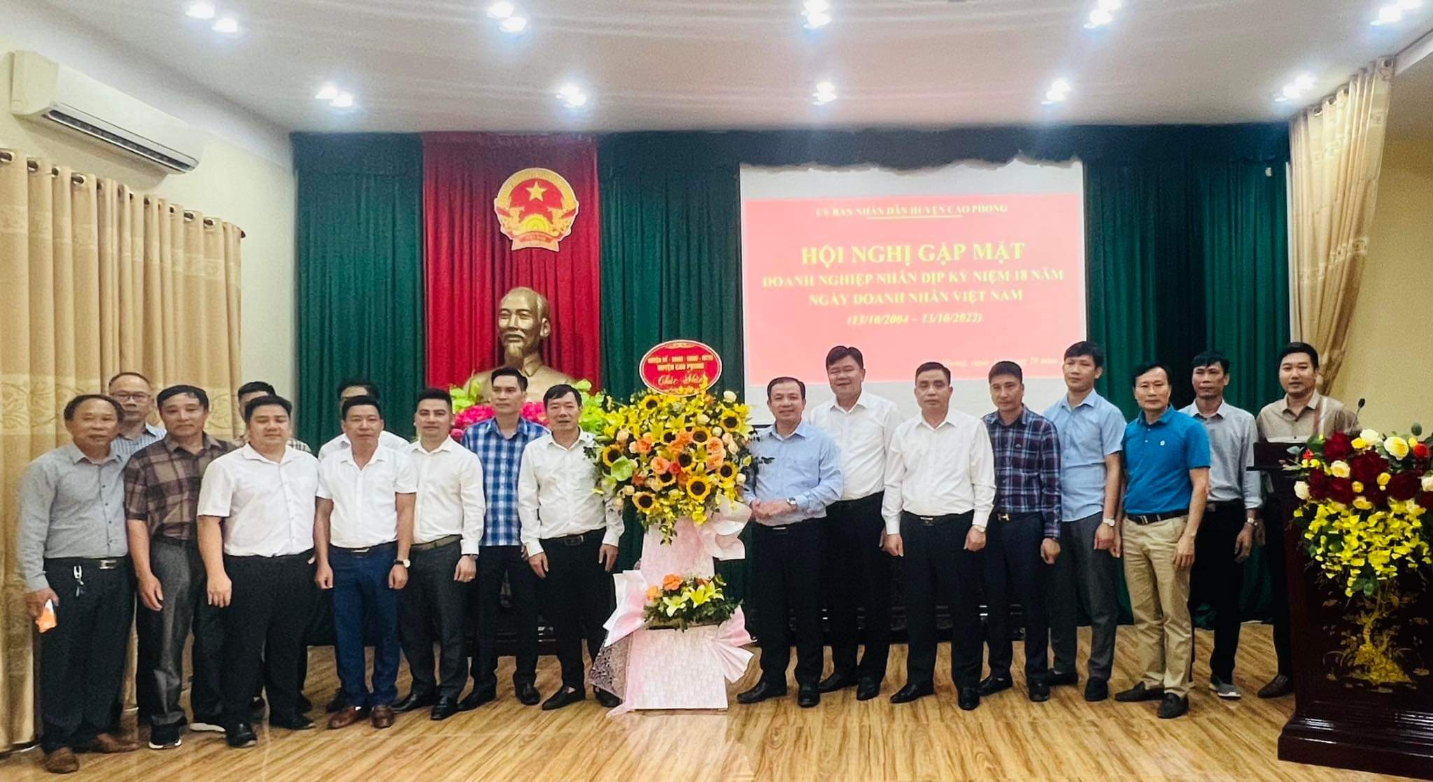 Huyện Cao Phong gặp mặt các doanh nghiệp, doanh nhân trên địa bàn Nhân kỷ niệm Ngày Doanh nhân Việt Nam 13/10