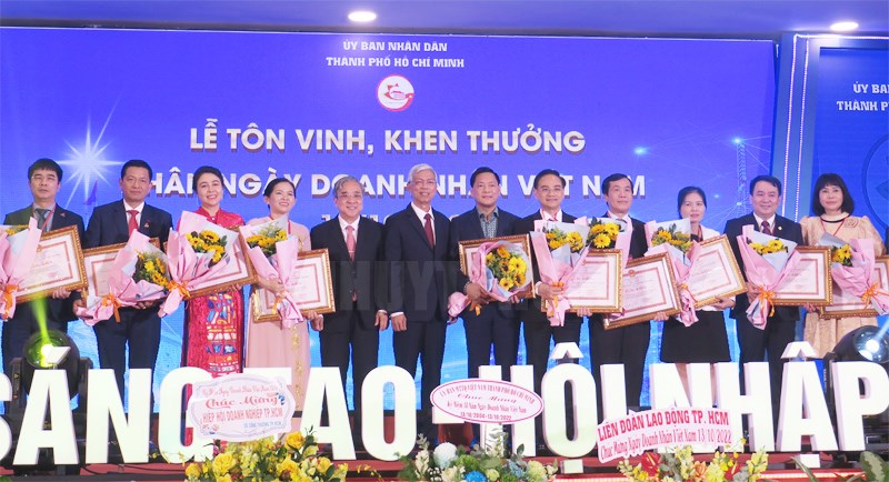 Thành phố Hồ Chí Minh tôn vinh 98 “Doanh nghiệp, Doanh nhân tiêu biểu” năm 2022