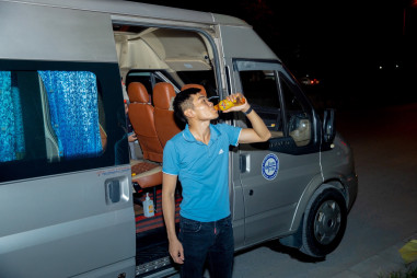 Nước tăng lực Number 1: Nghề cầm lái về đêm và cách thức tỉnh của các tài xế đường dài
