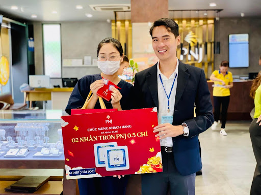 Thị trường ngày thần tài: Đa dạng mẫu mã và hình thức mua sắm