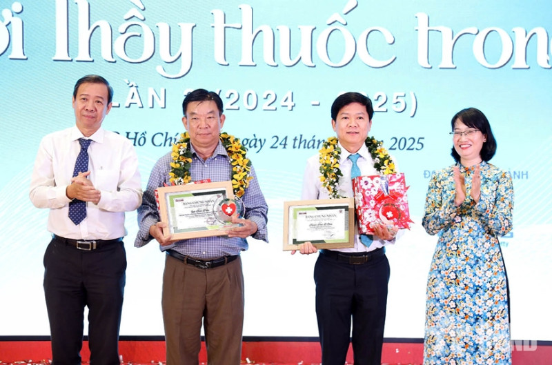 Báo Người Lao Động trao giải cuộc thi viết "Người thầy thuốc trong tôi" lần 3
