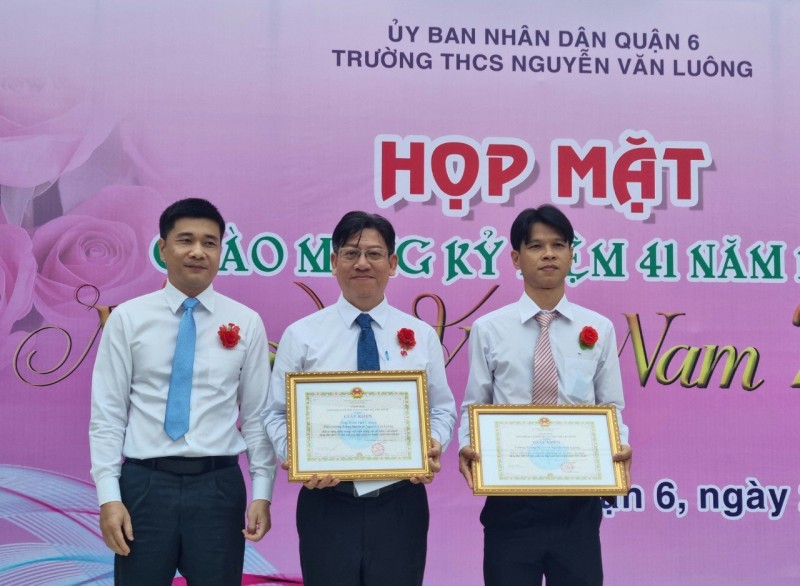 Khen thưởng các thầy cô vận động tặng thẻ BHYT cho học sinh nghèo