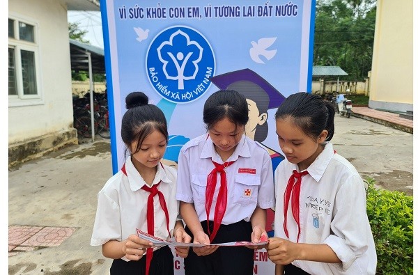 Thầy hiệu trưởng xin thẻ BHYT tặng học sinh nghèo