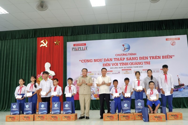 Người làm báo ‘Cùng ngư dân thắp sáng đèn trên biển’