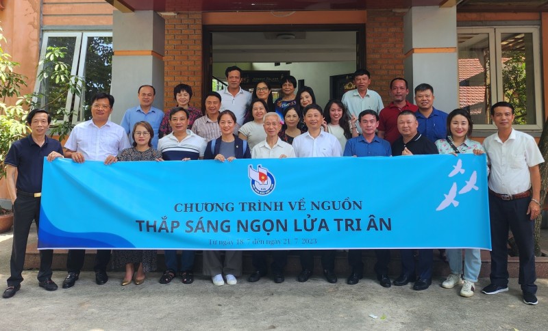 Hội Nhà báo Việt Nam "Thắp sáng ngọn lửa tri ân" trên hành trình về với Quảng Trị