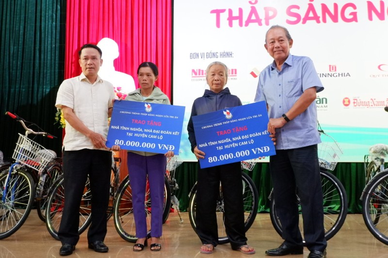 Trao nhà tình nghĩa, tạo sinh kế và tặng 30 chiếc xe đạp cho gia đình cựu thanh niên xung phong