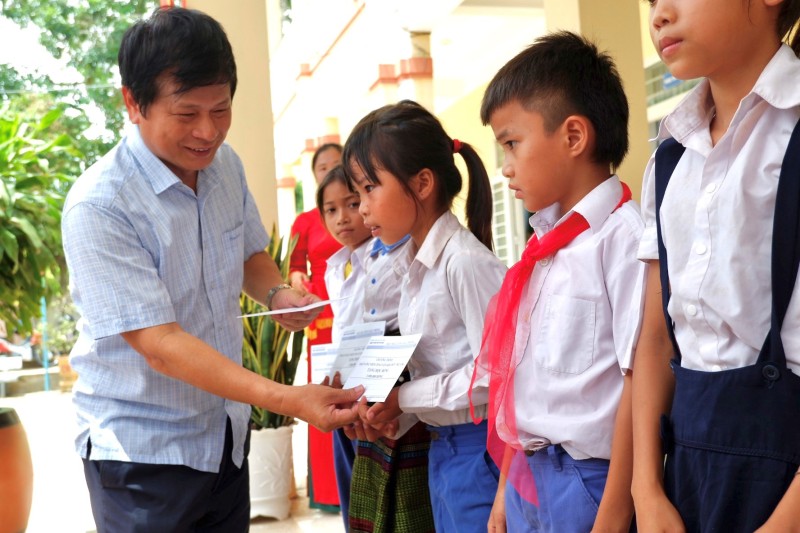 Trao tặng một lớp học cho điểm trường vùng cao