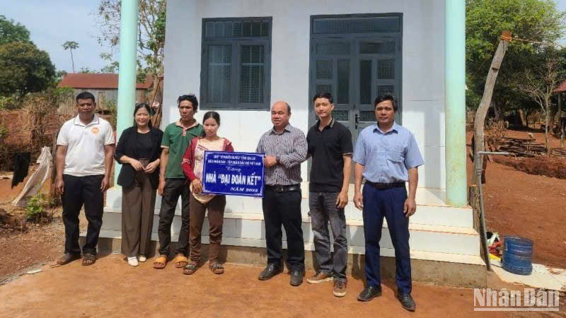 Báo Nhân Dân bàn giao nhà Đại đoàn kết tại Gia Lai