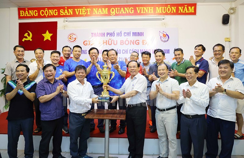 Lãnh đạo các cơ quan báo chí phía Nam và lãnh đạo TP. HCM đá bóng giao hữu