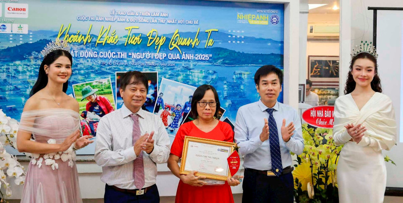 Thành phố Hồ Chí Minh: Trao giải và triển lãm ảnh “Khoảnh khắc tươi đẹp quanh ta”