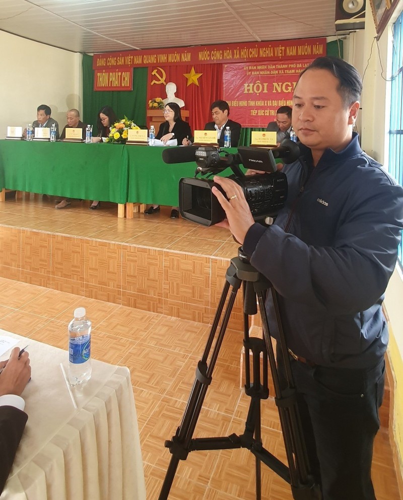 Những phóng viên… ngoài lề